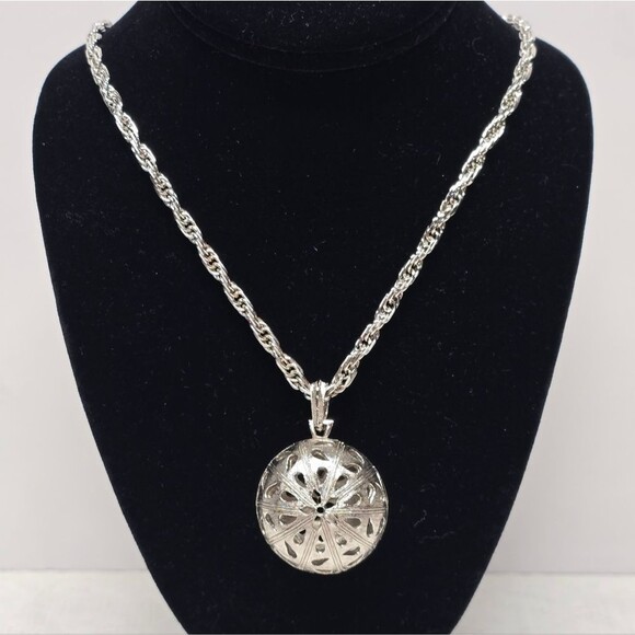 Vintage Trifari Filigree Silver Openwork Round Ball Pendant Necklace Boho Chic - Picture 3 of 12
